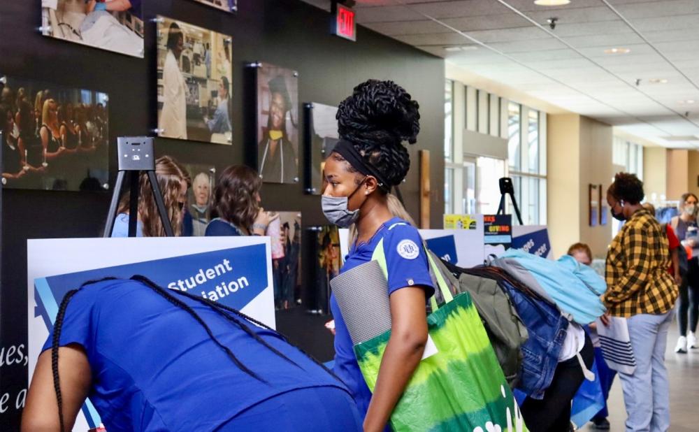 Student at the Nurses Student Association booth for the Student Organization Fair