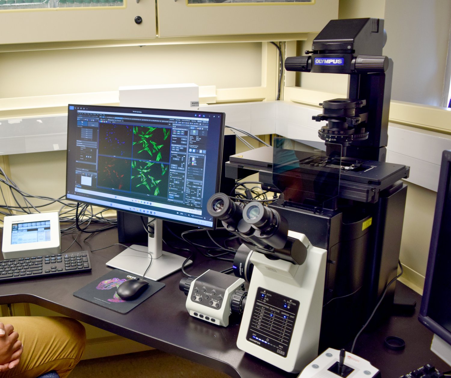 microscope and desktop with green image on the screen