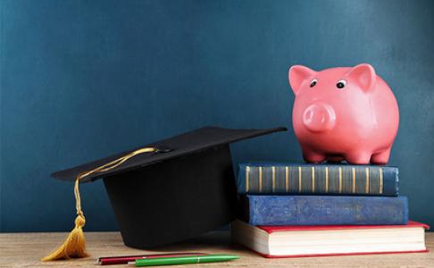 graduation cap and piggy bank