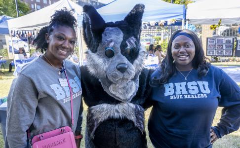 2 students with Hartley the Blue Healer mascot
